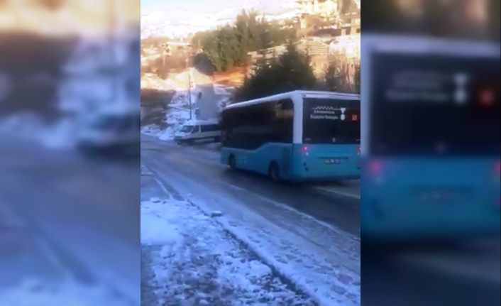 Halk otobüsü buzlu yolda metrelerce sürüklendi
