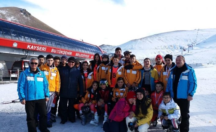 Hisarcık Spor Kulübünden 38 kayakçı bölge takımına seçildi