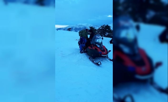 Kayak merkezinde siste kaybolan kayakçıyı jandarma kurtardı