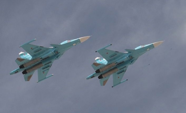 Rusya'da savaş uçakları havada çarpıştı