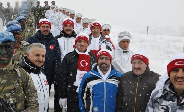 Türkiye’nin dört bir yanından binlerce kişi Sarıkamış’ta şehitler için buluştu