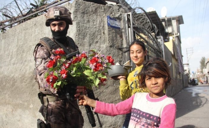 Uyuşturucu operasyonuna giden polisi çocuklar çiçekle karşıladı