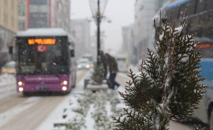 Van’da Kar yağışı nedeniyle uçak seferleri iptal edildi