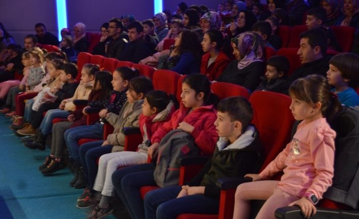 “Başa Bela Mikroplar” adlı tiyatro oyununa çocuklar yoğun ilgi gösterdi