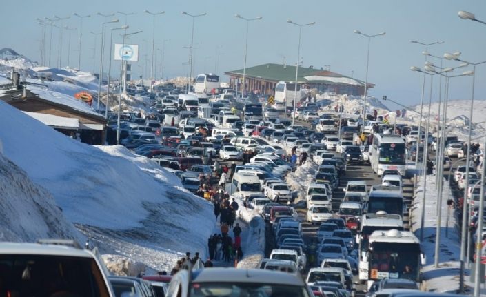 Erciyes Kayak Merkezi’ndeki trafik İstanbul trafiğini aratmadı