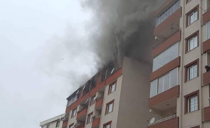 Giresun’da bir evin çatı katında çıkan yangın söndürülmeye çalışılıyor