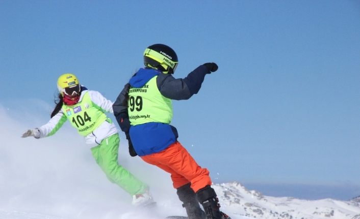 Yıldız Dağı’nda snowboard yarışları nefes kesti