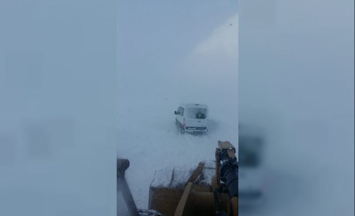 Arızaya giden VASKİ ekipleri kar ve tipide mahsur kaldı