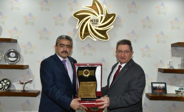 Başkan Alıcık’tan NTO Başkanı Arslan’a teşekkür plaketi