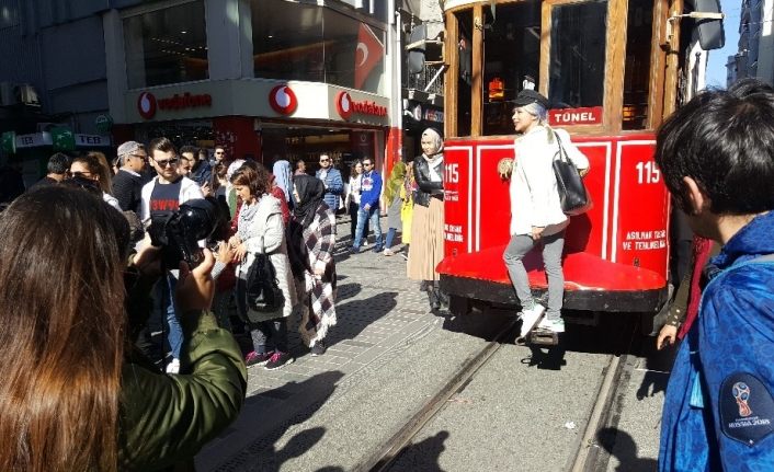Binali Yıldırım İstiklal Caddesi’nde tramvayla karanfil dağıttı