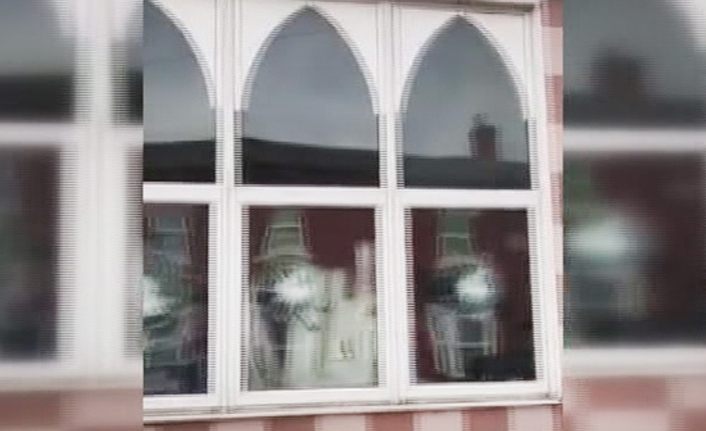 İngiltere’de 5 camiye balyozlu saldırı