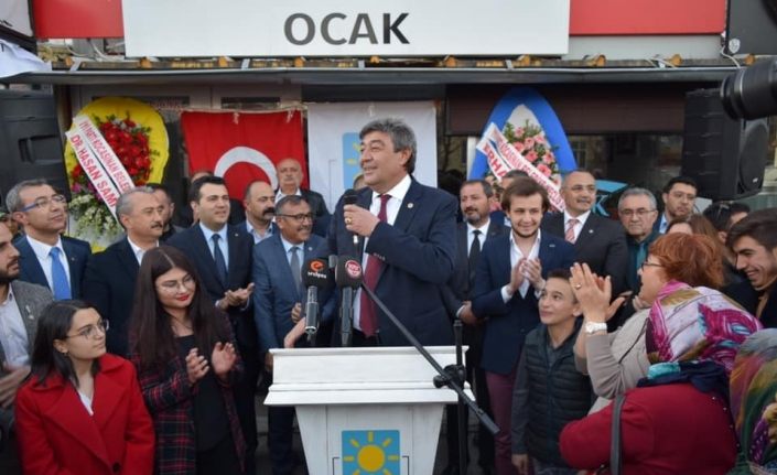 İyi Parti Kayseri Büyükşehir Belediye Başkan Adayı Dursun Ataş,  “Başkan Dursun” Sloganları İle Karşılanıyor
