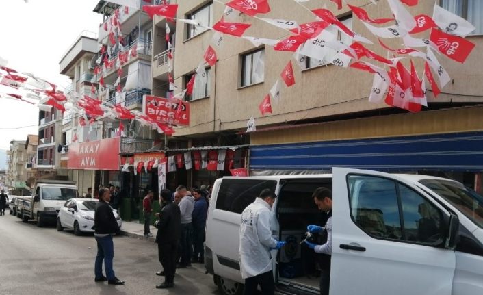 İzmir’in Bayraklı ilçesinde, CHP’nin Bayraklı Yamanlar Seçim Koordinasyon Merkezi’ne ticari taksiden 4-5 el ateş edildi. Polis, olay yerinde incelemelerini sürdürüyor, olayda 2 kişi yaralandı.