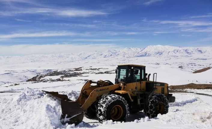 Kar kalınlığının 2 metreyi aştığı bölgede çalışmalar sürüyor