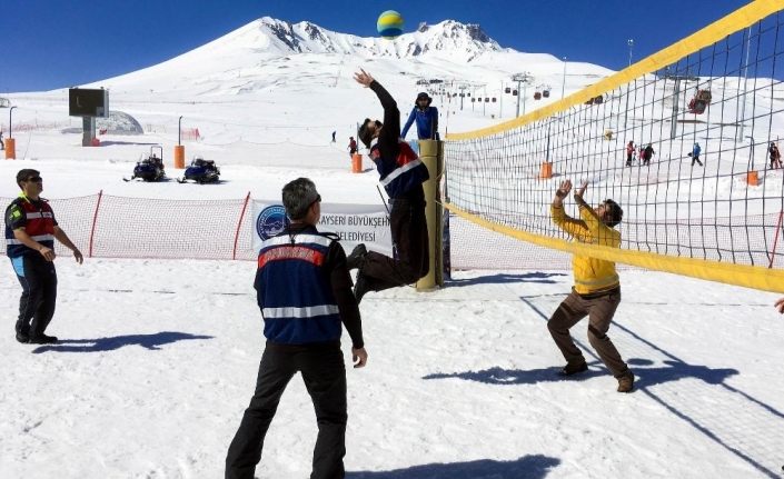 Kar voleybolu Erciyes’te halka yayılıyor