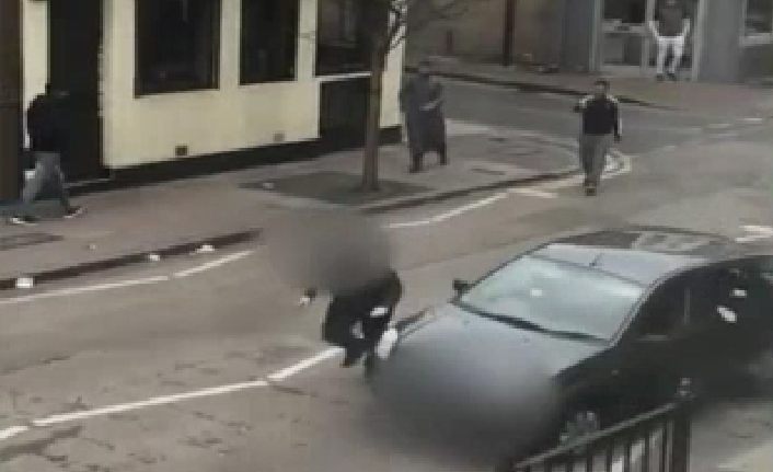 Londra’da cami önündeki Müslümanlara saldırı