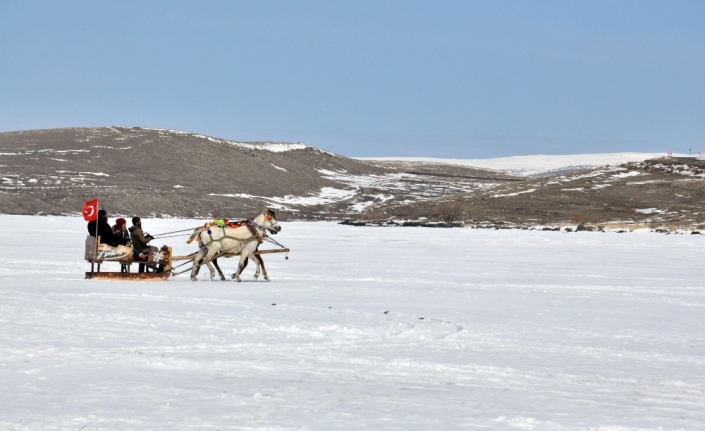 (Özel Haber) Kars’ta 40 santim buz tutan göl üzerinde atlı kızak keyfi