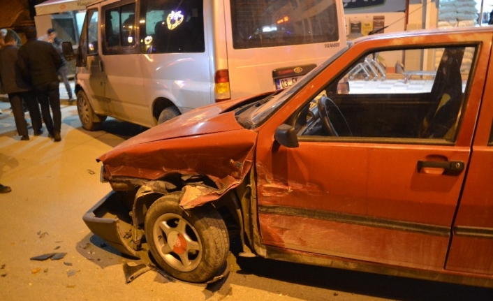 Şuhut’ta trafik kazası -Trafik kazasında maddi hasar meydana geldi