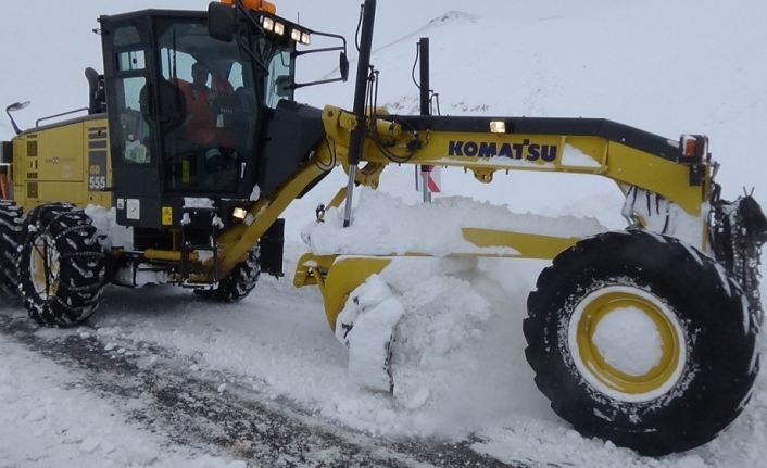 Van’da 57 yerleşim yerinde karla mücadele devam ediyor