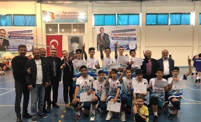 Yahya Kemal Beyatlı Ortaokulu Voleybolda Yarı Finalde