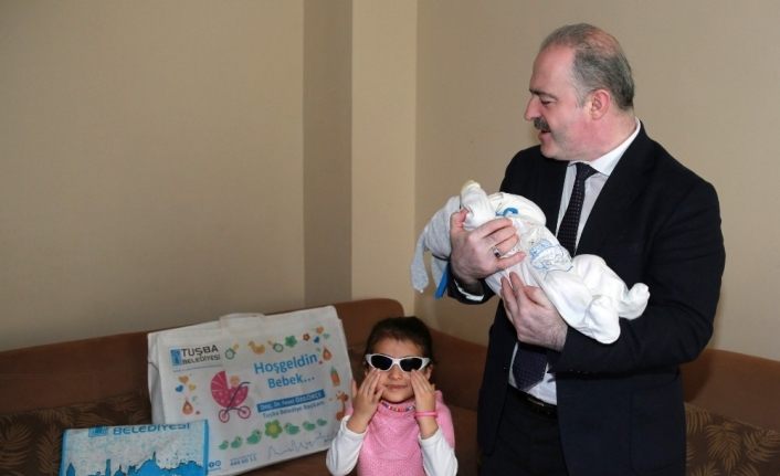 Yeni doğan bebeklerin ilk hediyeleri Başkan Özgökçe’den
