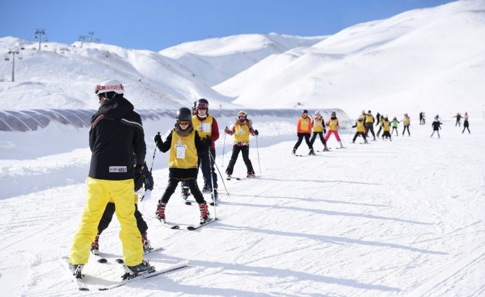 2 bin kişi kayak öğrendi