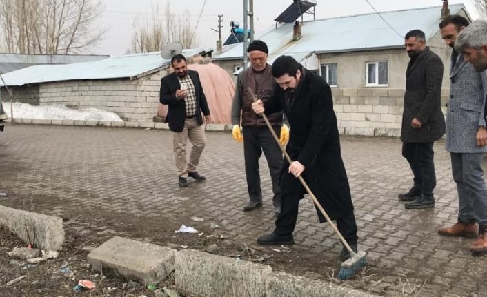 Ağrı Belediye Başkanı Sayan, fırçayla sokakları temizledi