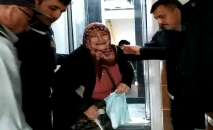 Asansörde mahsur kalan yaşlı çifti itfaiye kurtardı