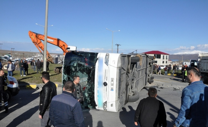 Bitlis’te yolcu otobüsü ile tır çarpıştı: 34 yaralı