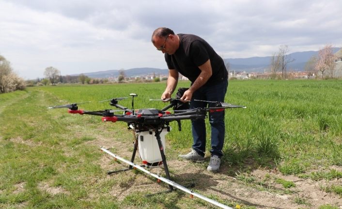Çiftçi ailesinin oğlu Çalışır, kendi yaptığı ilaçlama dronuyla arazilerini ilaçlıyor