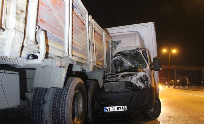 D100’de kamyonet, arızalanan kamyona arkadan çarptı: 2 yaralı