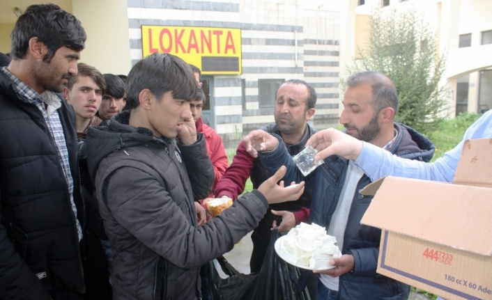 Dolandırılan göçmenler Diyarbakır’da mahsur kaldı