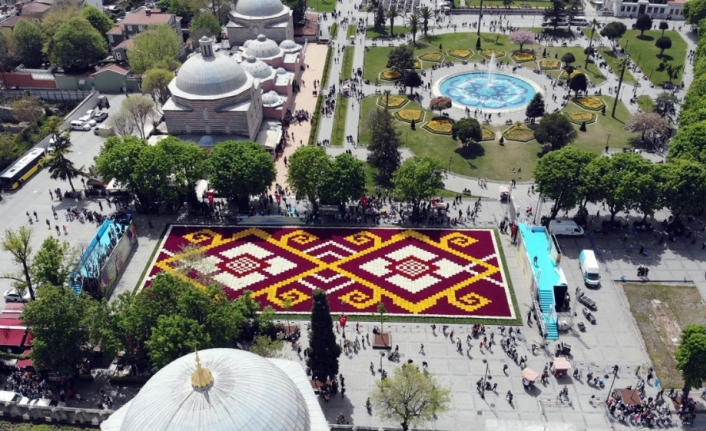 İstanbul’un göbeğinde dünyanın en büyük lale halısı