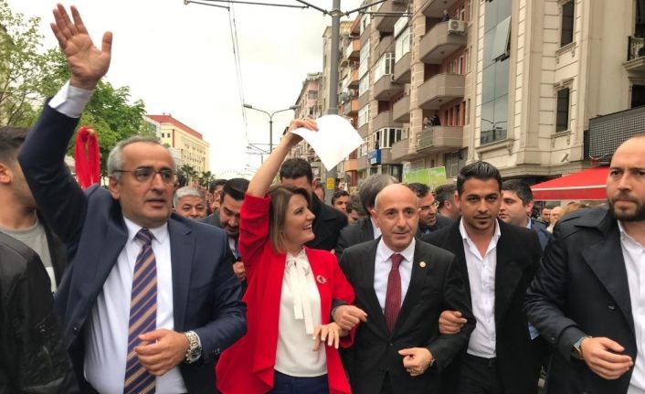 İzmit Belediye Başkanı Hürriyet, mazbatasını aldı