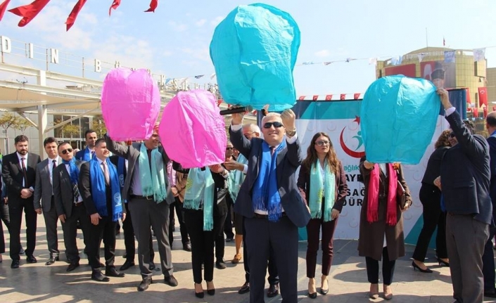 Kansere dikkat çekmek için yürüyen sağlıkçılar dilek balonu uçurdu