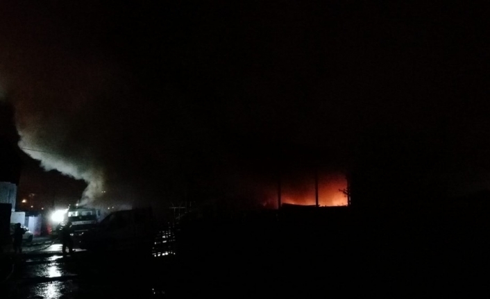 Kocaeli’de belediyeye ait depo alev alev yanıyor