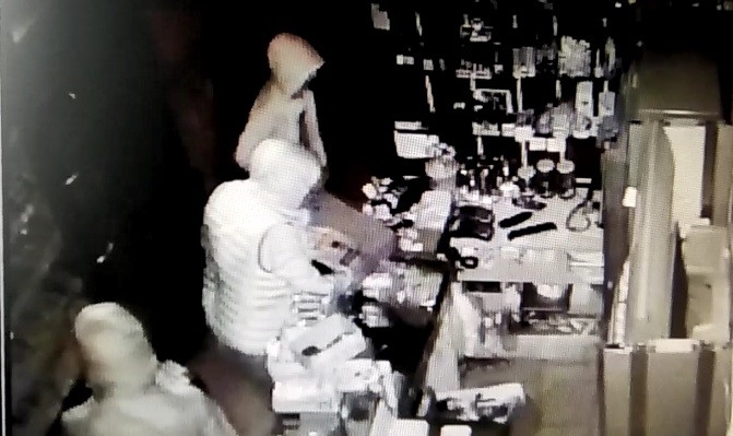 Kocaeli’de iş yerine dadanan suç makinesi 4 hırsız güvenlik kameralarına yakalandı