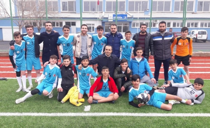 Kulp Barış ortaokulu, futbolda Türkiye yarı finallerinde yarışacak