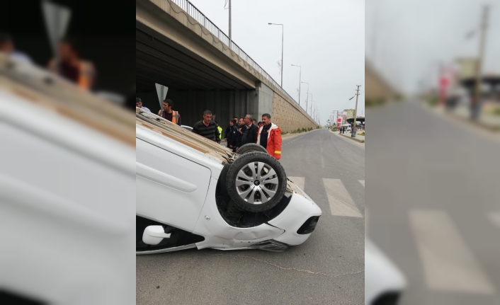 Mardin’de bir araçla çarpışan otomobil takla attı: 3 yaralı
