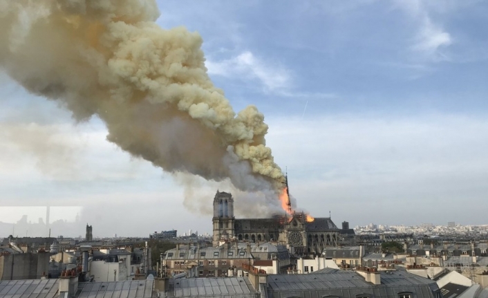 Notre Dame Katedrali’nde yangın