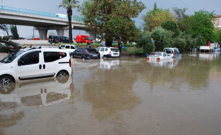 Salihli’de yarım saatlik yağmur hayatı felç etti