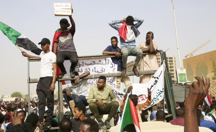Sudan’da askeri konsey, eski hükümet üyelerini tutukladı