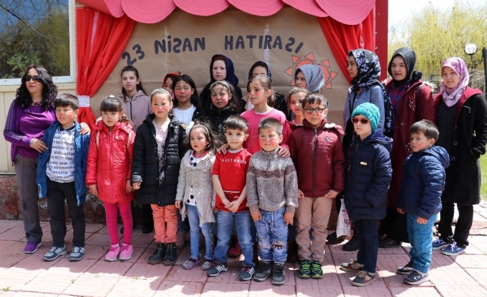 Vanlı çocuklar ile mülteci çocuklar birlikte 23 Nisan’ı kutladı