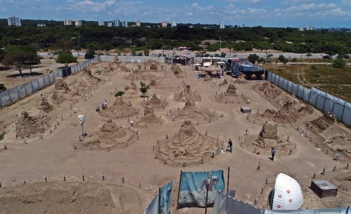 8 ülkeden 15 heykeltıraşın 10 bin ton üzerinde kum kullandığı festivale 200 bin ziyaretçi bekleniyor