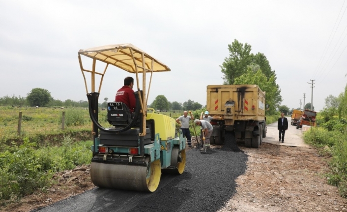 Adapazarı’nda yol açımı ve asfalt  yama çalışmaları sürüyor