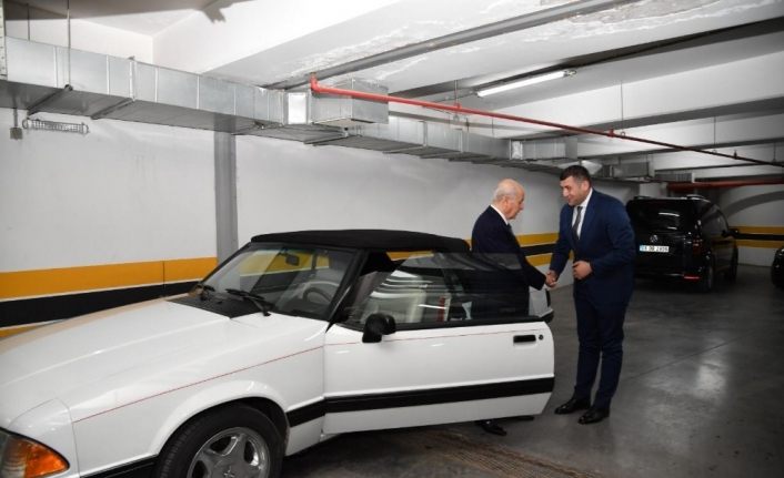 Bahçeli, Mustang marka aracını Kayseri Milletvekili Ersoy’a hediye etti