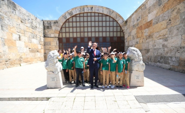 Başkan Örki öğrencilerle müzeleri gezdi