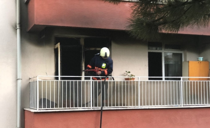 Başkent’te salonu yanan evde 3 kişi yaralandı