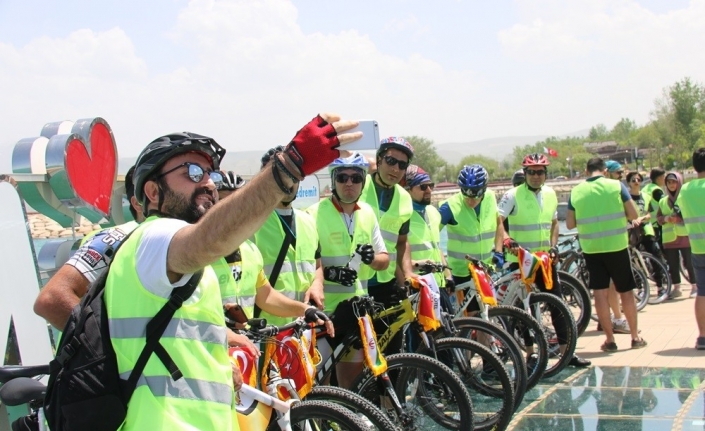 Bisikletli İranlı turistler Van turlarını tamamladılar