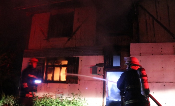 Bolu’da 2 katlı ahşap ev yandı